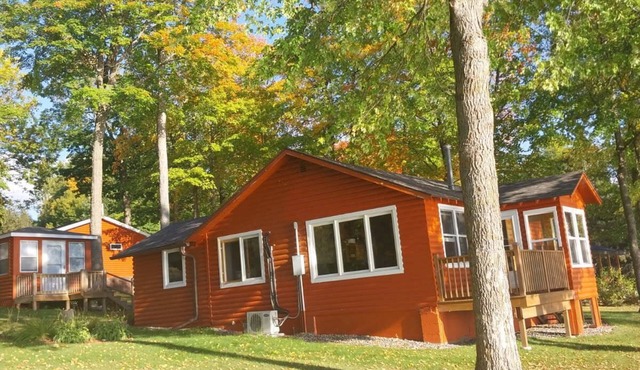 Vintage log cabin with fantastic views of Bowstring Lake