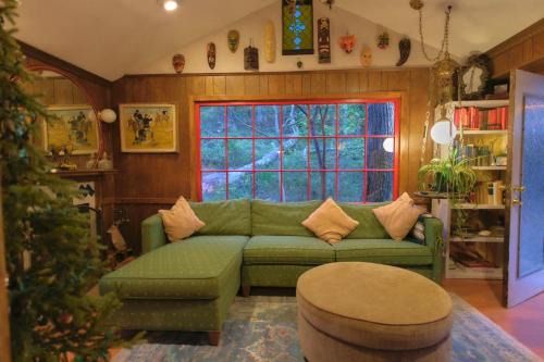 Vintage Lovers` Cabin with Jacuzzi & Lake Access