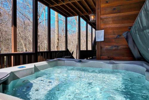 Vintage Luxury Mountain Cabin, Creekside, King Bed, Spa, Fire Pit, Game Room, DogsOk