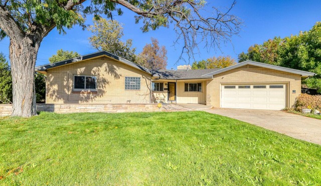 Vintage Luxury W/Spa, Huge Yard Near Red Rocks and City