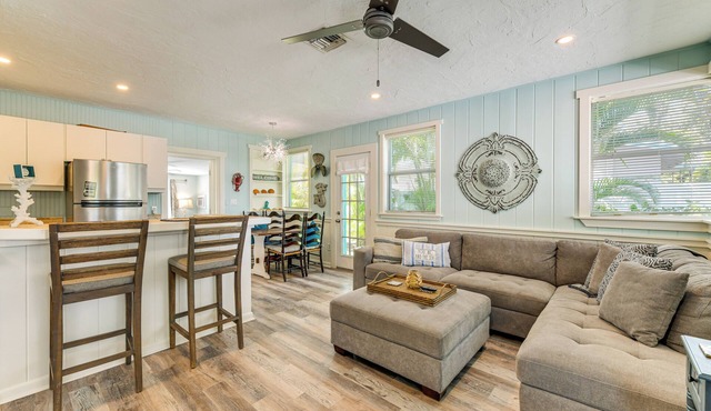 'Vintage Mermaid Cottage' 4 Mi to Siesta Key Beach