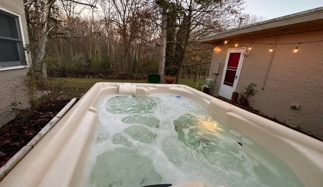Vintage-modern apartment with hot tub!
