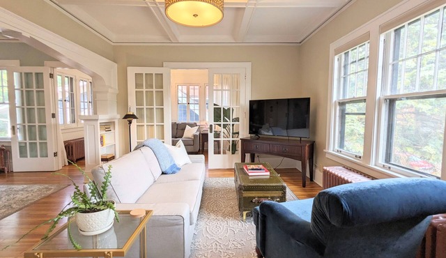 Vintage modern craftsman charmer - upper level duplex close to everything