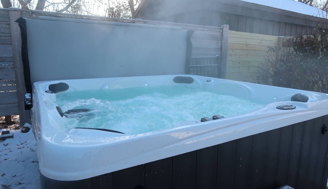 Vintage-Modern Retreat Hot Tub + Sunroom