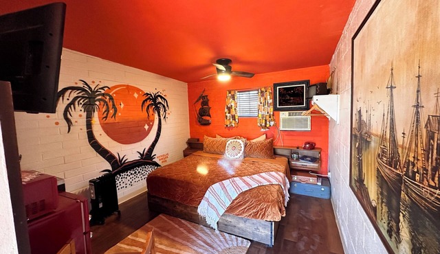 Vintage Motel Room in sunny Tucson with WiFi, AC "Tequila Sunrise"
