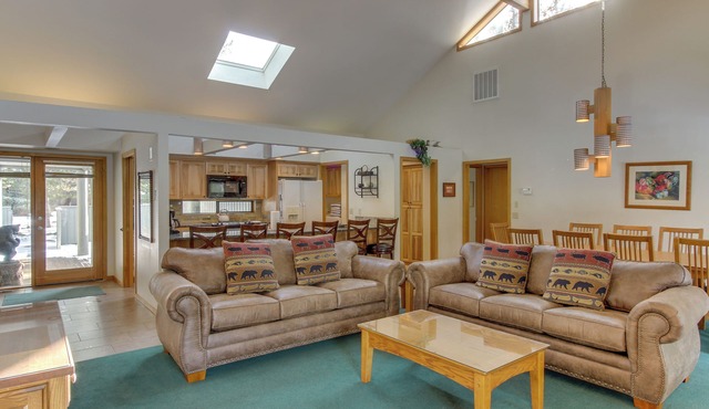 Vintage mountain home w/private hot tub & SHARC access - dogs welcome