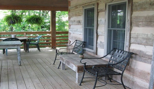 Vintage River Cabin, Log, Riverfront, Fireplace, dock, hottub, skylights, CHARM
