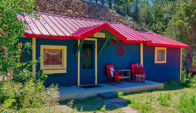 Vintage Riverside Cabin — Spacious Family Stay