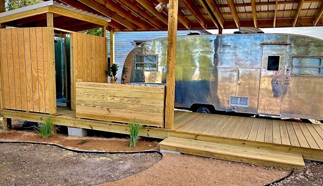 Vintage RV and outdoor space minutes from Round Top and Brenham!