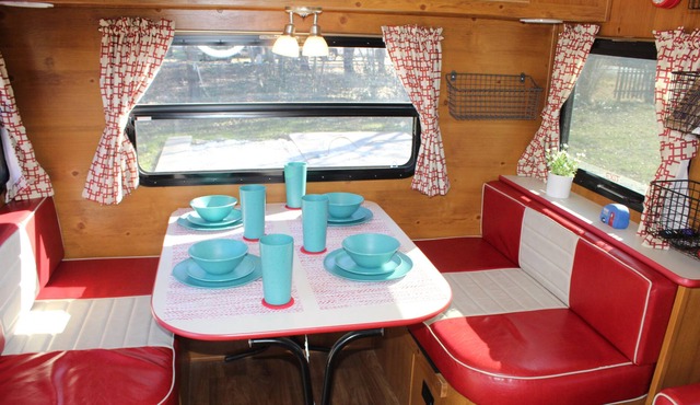 Vintage RV Mins. to Lake Waco, Zoo, Baylor, Silos & Magnolia!