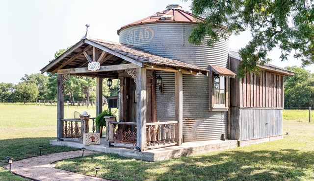 Vintage Silo + Sleeps 3 + 8 Minutes to Round Top!