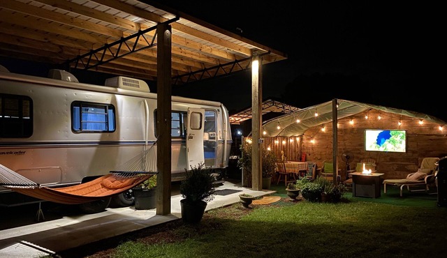 Vintage Silver Bullet modern Flair & EV Charger Wifi cold A/C Glamping