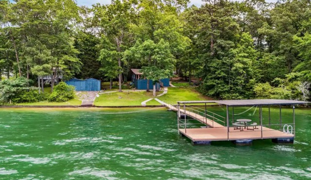 Vintage Smith Lake Fishing Cabin Retreat!
