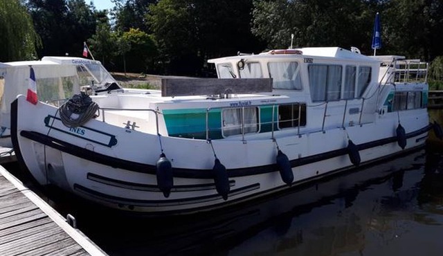 Vintage stay on moored barge - 3 cabins/7 guests