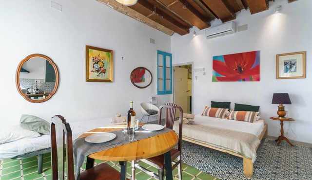 Vintage studio with kitchen, 15 min. from BCN downtown, 8 min. walk to the beach