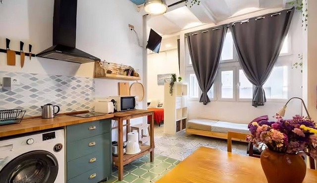 Vintage studio for 3 people, 15 min from BCN downtown, 8 min walk from the beach