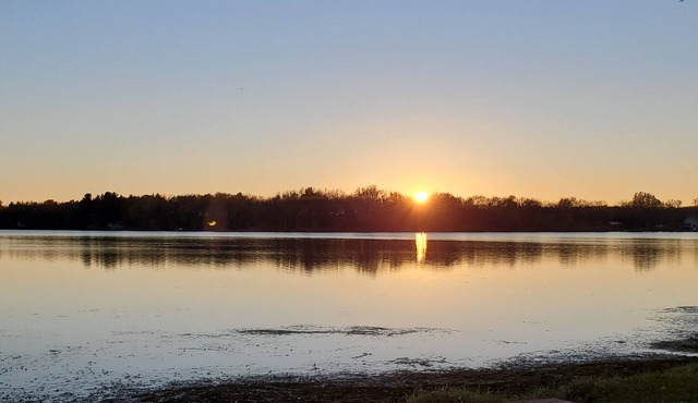 Vintage-style lakeshore cabin - right on Clam Lake with dock, flat lake walkout