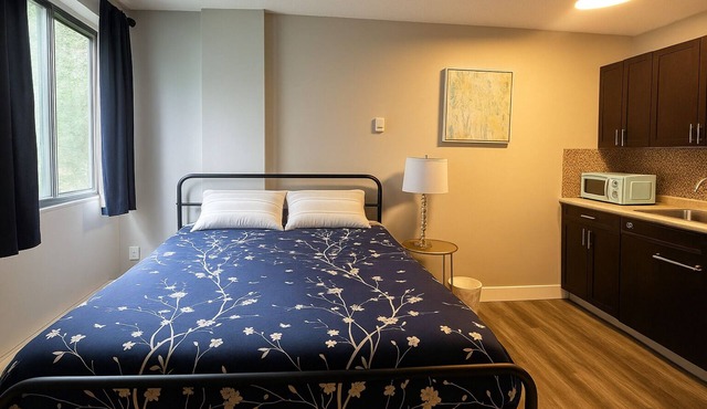 Vintage Sunrise Studio Near Downtown w/Full Kitchen - Microwave+ BathTub +W/D