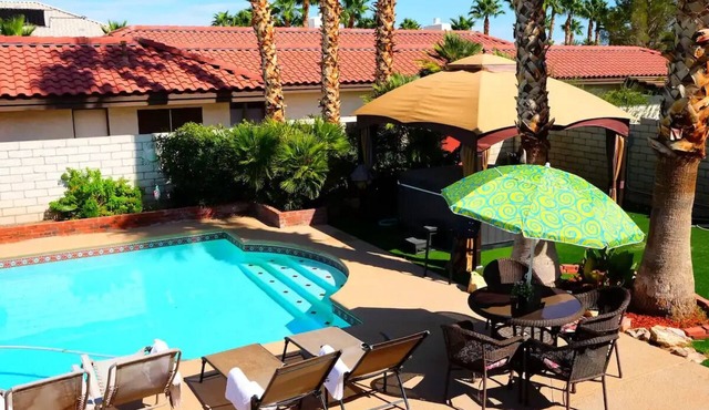 Vintage Vegas Oasis: Pool & Spa, 15 mins to Strip