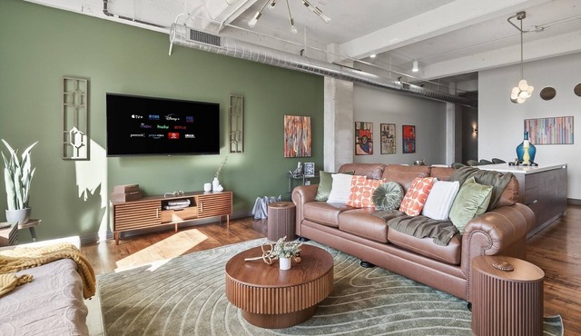 Vintage Vibe Flat - Pool/Gym, Game & Movie Rooms, Free Valet
