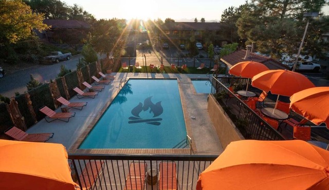 Vintage Vibes, Heated Pool & Hot Tub Near Deschutes River & Downtown Bend