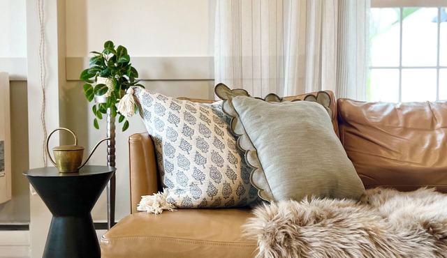 VINTAGE VIBES - HOT TUB - KING BED - COTTAGE ABODE