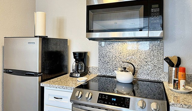 Vintage Vibes Modern Comfort 2BR for 6 Guests