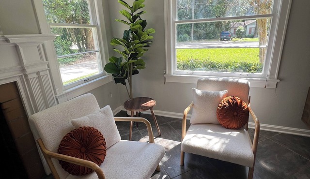 Vintage Vibes 🏡, walk 1-mile to UF, huge 4BR 3BA, private lawn, 6+ 🚗 parking