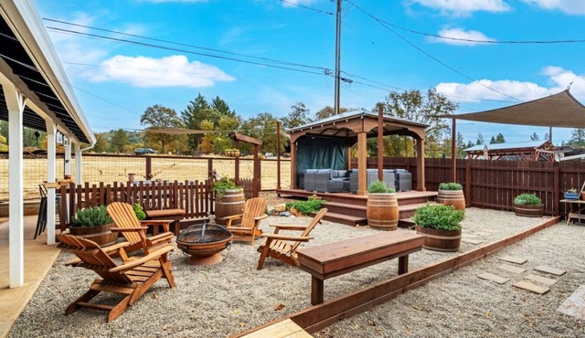 Vintage Vine House Retreat~ walk to Main St!