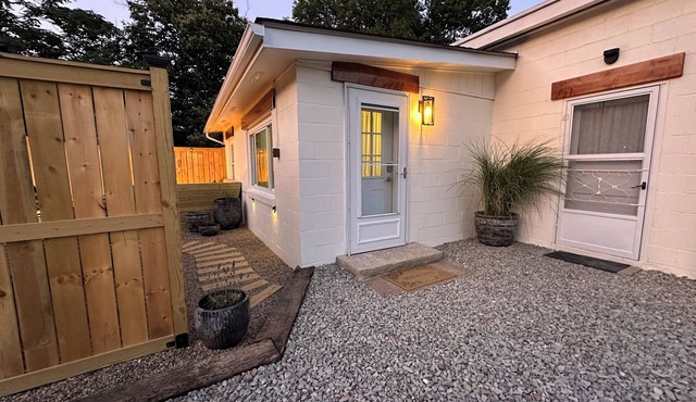 Vintage Vogue: Your Stylish Suite with Wi-Fi, Netflix, and Parking!