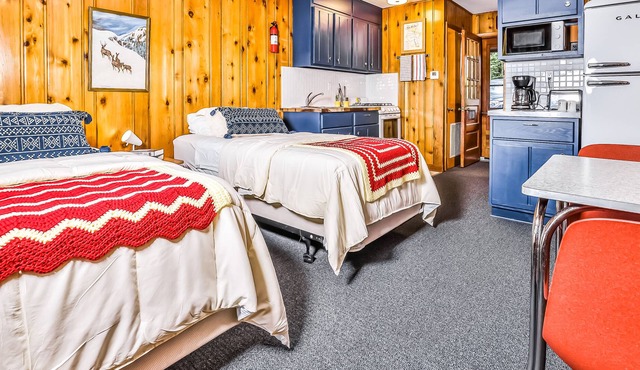 Vintage waterfront suite on South Turtle Lake with on-site dock & rowboats