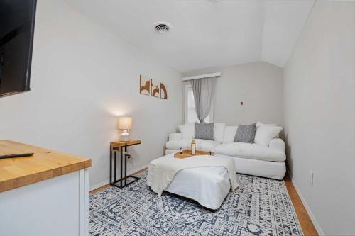 Vintage West Central Apt Walkable Free Parking!