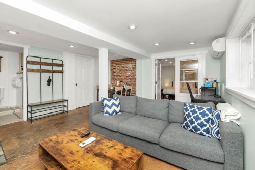 Vintage Westlake Hideaway with Patio & Lake Views