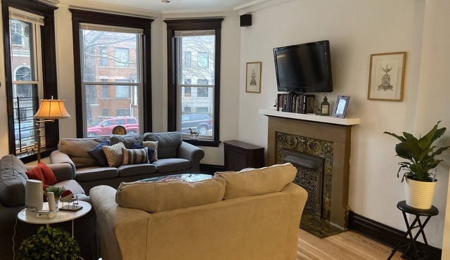 Vintage Wrigleyville Apartment + Free Parking