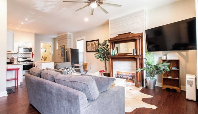 Vintage yet Modern Highlands home! Walk to venues!