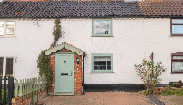 VINTNER'S COTTAGE, pet friendly, character holiday cottage in Reedham