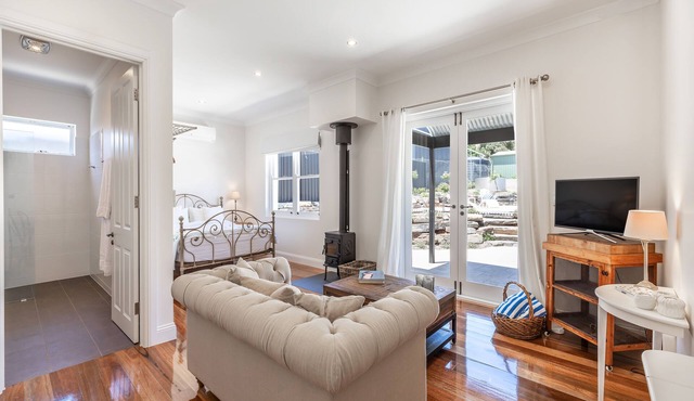 Vintners Retreat: Stylish Retreat near Sea & Vines