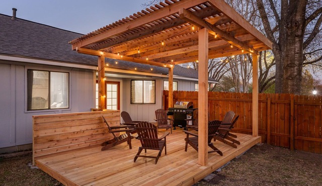Vinyl Nest: Patio & Grill | Music | Sleeps 10