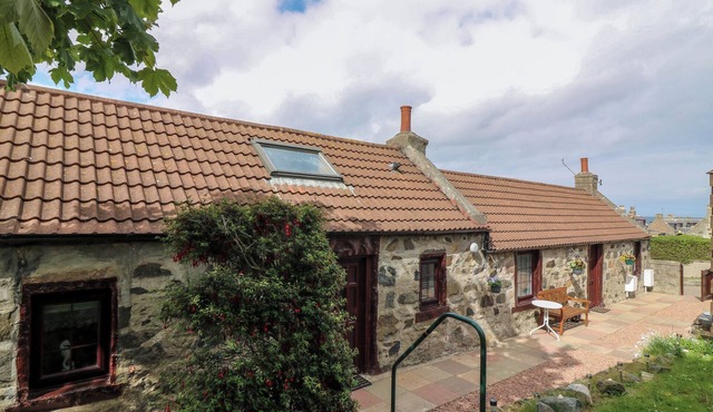 VIOLA COTTAGE, pet friendly, character holiday cottage in Fraserburgh