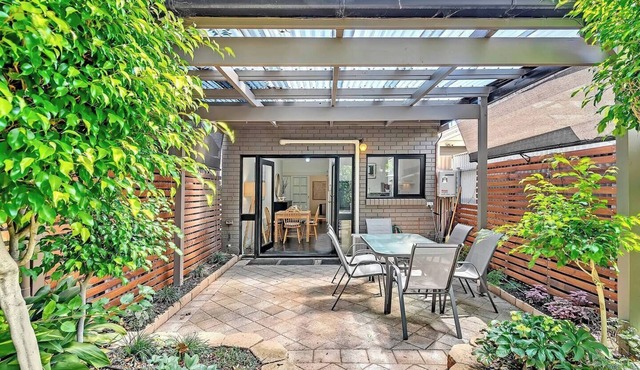 Violet Cottage An Idyllic Urban Oasis for Two