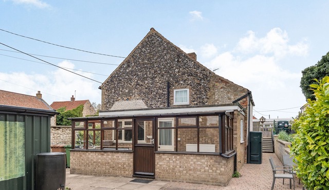 VIOLET COTTAGE, family friendly, with a garden in Feltwell