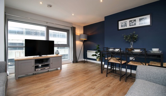Violet's Corner: Luxury Swindon Town Apartment: