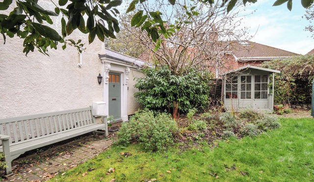 VIOLET'S REST, pet friendly, character holiday cottage in Exeter