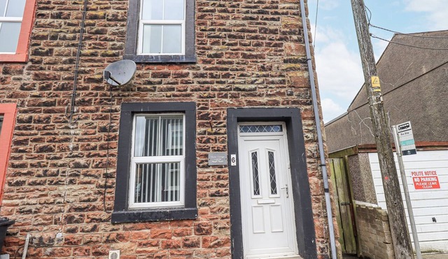 VIOLEY COTTAGE, family friendly, with a garden in Dearham