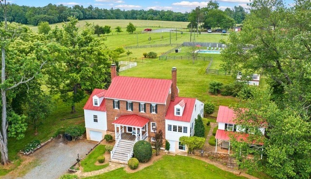 VIP Brewery Manor, Sleeps 10, Private Hot Tub