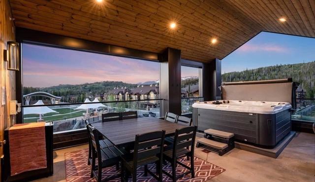 VIP Concert Hot Tub - Walkable 5BR - Kids Ski Gear Free