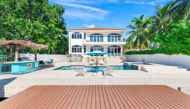 VIP Luxury 5 BR OceanFront Villa | Heated Pool & Dock | Free Parking & WiFi