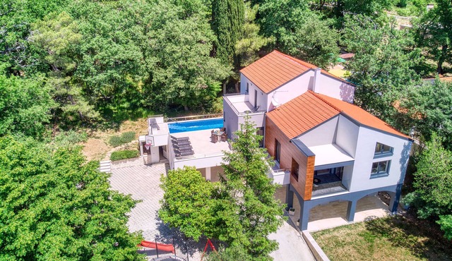 VIP Luxury villa, private, heated pool and jacuzzi!