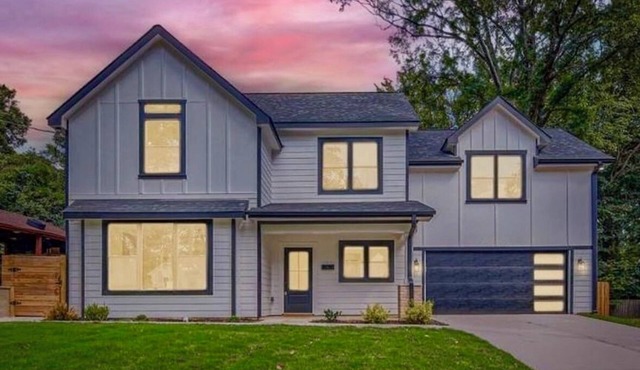 VIP Villa ~ Near Uptown ~ FirePit ~ Games ~ Turf