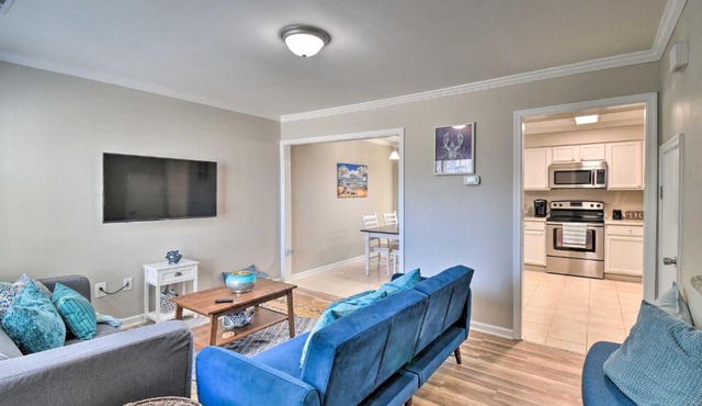 Virginia Beach Townhouse - 2 Mi to Boardwalk!